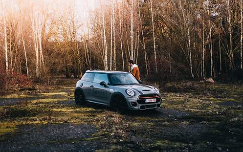 Auto mit Mann im Wald