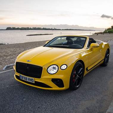 Ein gelbes Auto der Marke Bentley