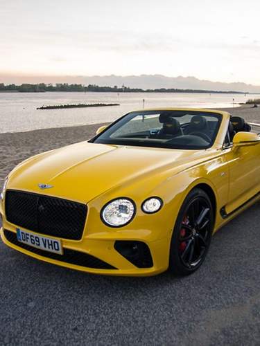 Ein gelbes Auto der Marke Bentley