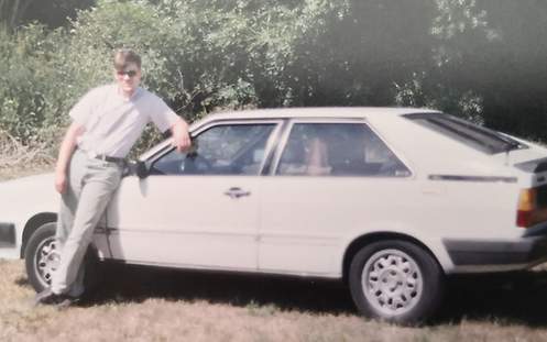 Ein Mann mit Audi Coupe