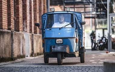 Ein Mann fährt einen Paggio Ape 1995