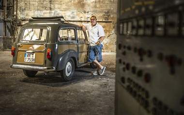 Ein Mann lehnt sich an einen Fiat Topolino 1953