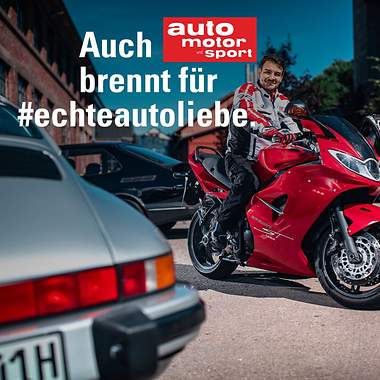 Ein Mann sitzt auf einem roten Motorrad