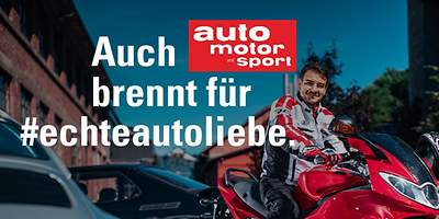 Ein Mann sitzt auf einem roten Motorrad
