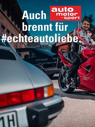 Ein Mann sitzt auf einem roten Motorrad