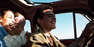 Drei Person, fahren dim Auto