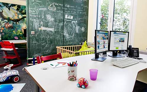 Ein Elter-Kind Büro mit Schreibtisch und Tafel.