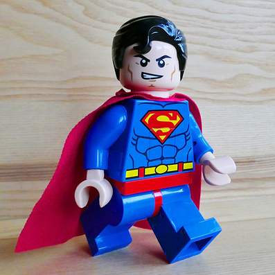Superman als Spielzeugfigur der Marke Lego.