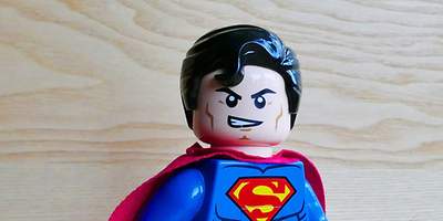 Superman als Spielzeugfigur der Marke Lego.