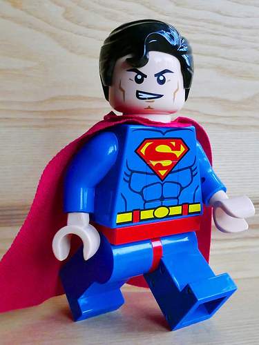 Superman als Spielzeugfigur der Marke Lego.