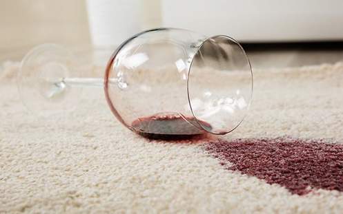 Verschüttetes Weinglas auf dem Boden