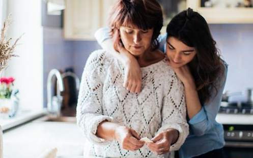 Zwei Frauen backen in der Küche