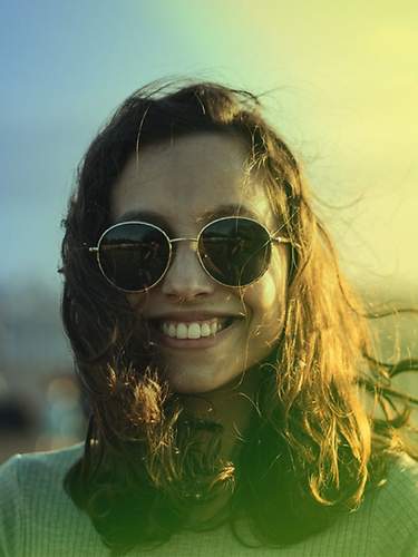 Lachende Frau mit Sonnebrille