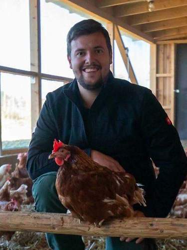 Bauer mit Hühnern