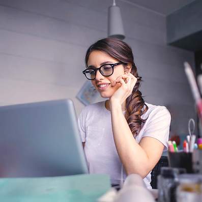 Frau mit Brille am Laptop