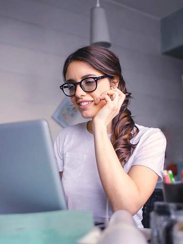 Frau mit Brille am Laptop