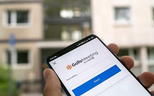 man sieht ein Handy. auf dem handy befindet sich eine offene App GeToMeeting