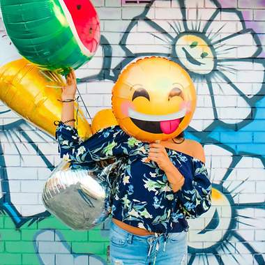 Mensch mit Helium-Luftballons