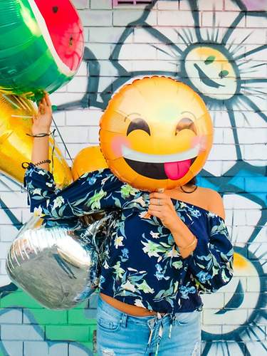 Mensch mit Helium-Luftballons