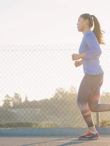 Eine Frau joggt in Sportkleidung