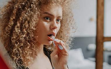 Frau am Zähne putzen