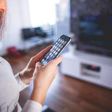 Frau mit Smartphone in den Händen