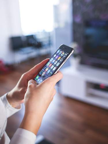 Frau mit Smartphone in den Händen