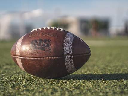 ein Football mitten auf dem Spielfeld