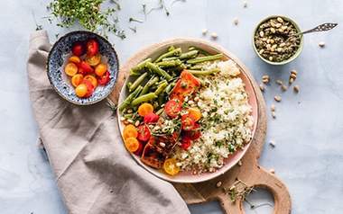 Ein gesundes Gericht mit Reis, Tomaten und Bohnen