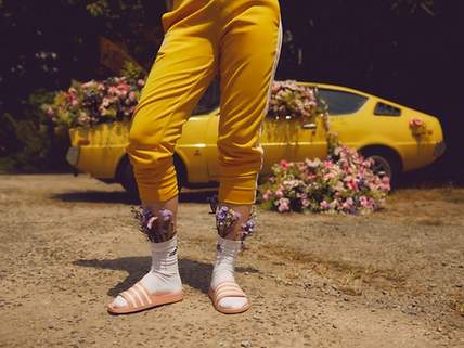 Blumen und gelbes Auto