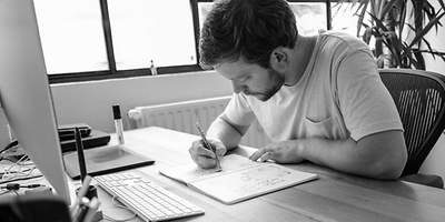 Sebastian Iwohn am Schreibtisch