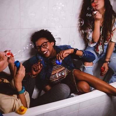 Lachende Menschen in der Badewanne