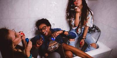 Lachende Menschen in der Badewanne