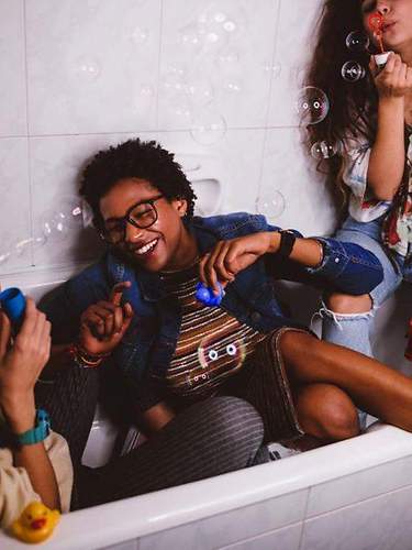Lachende Menschen in der Badewanne