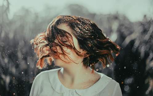 Frau mit Haaren im Gesicht