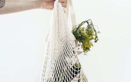 Ein weisses durchsichtiges Netz mit Gemüse