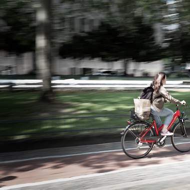 Frau am Fahrrad fahren
