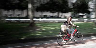Frau am Fahrrad fahren