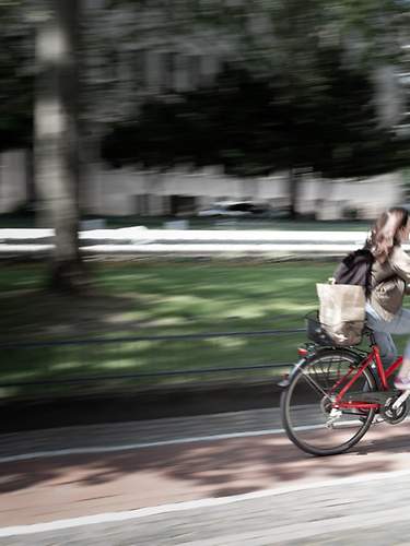 Frau am Fahrrad fahren