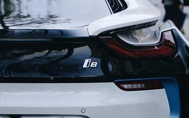 Das Fahrzeugheck eines BMW I8.