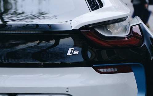 Das Fahrzeugheck eines BMW I8.