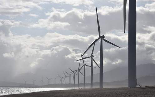 Viele Windräder an einer Küste.
