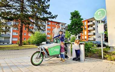 Fahrrad mit Mutter und Kindern