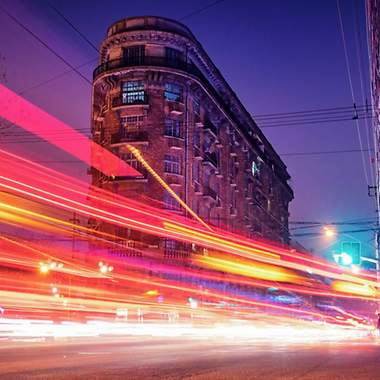 Straße mit Gebäude im Hintergrund und vielen Beleuchtungen