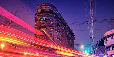 Straße mit Gebäude im Hintergrund und vielen Beleuchtungen