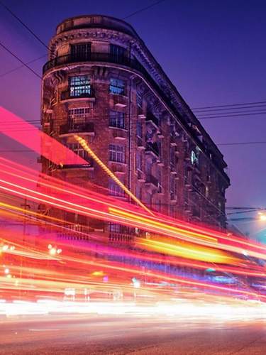 Straße mit Gebäude im Hintergrund und vielen Beleuchtungen