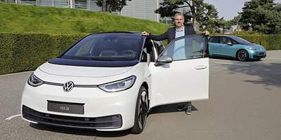 Übergabe E-Auto: Oliver Nicolai