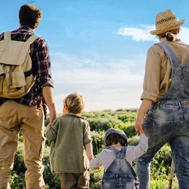 Familie auf einer Wiese