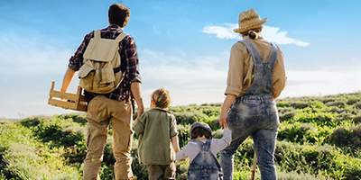 Familie auf einer Wiese