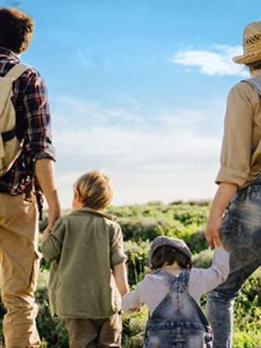 Familie auf einer Wiese